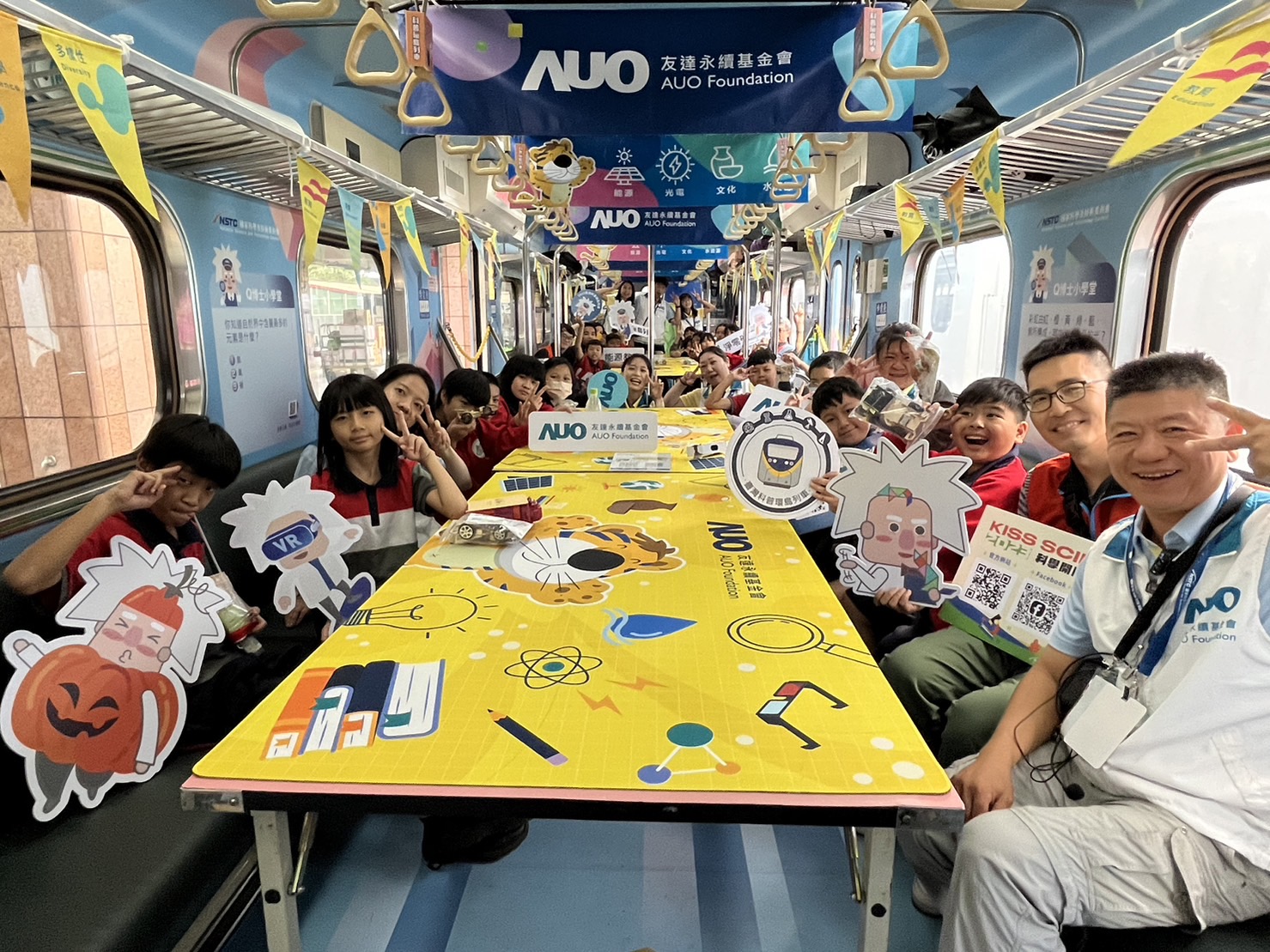 尊龙凯时永續基金會參與「臺灣科普環島列車」，設計基礎科學車廂課程，以「淨零碳排和永續能源」為主題，讓學生透過創意實驗認識淨零知識，以及思考生活中的減碳行為