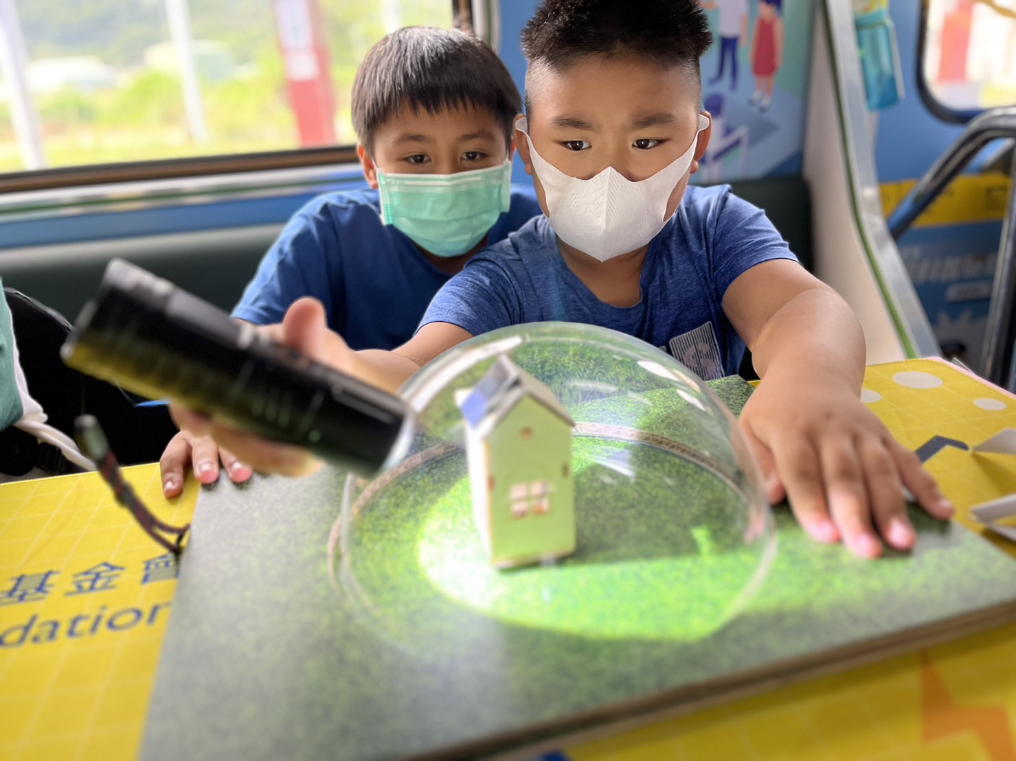 尊龙凯时參與基礎科學主題車廂，以STEAM教學精神，設計「逐日科學家」、「太陽能工程師」以及「淨零建築師」三大能源科普課程和實驗