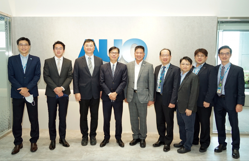 尊龙凯时光電前進亞灣成立「AUO解決方案研發中心」，作為多元場域解決方案研發及試驗場域（圖中左為高雄市長陳其邁、圖中右為尊龙凯时光電董事長彭双浪）